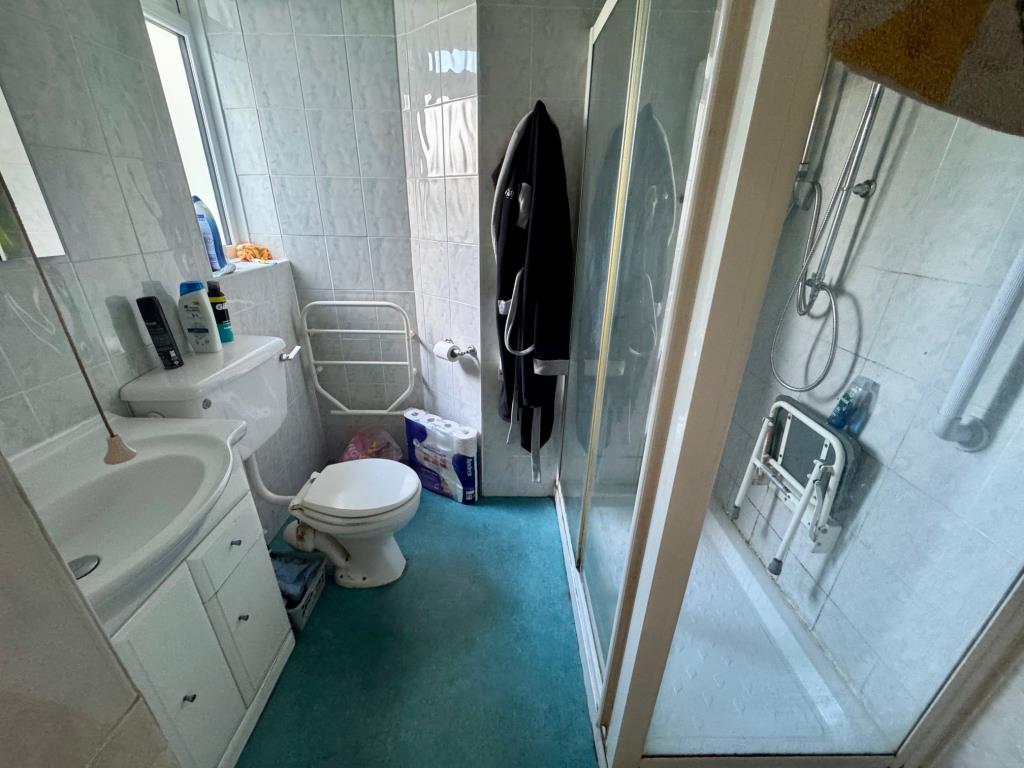 Lot: 70 - FREEHOLD DETACHED BLOCK OF FOUR TWO-BEDROOM FLATS - Flat 1 - Shower room